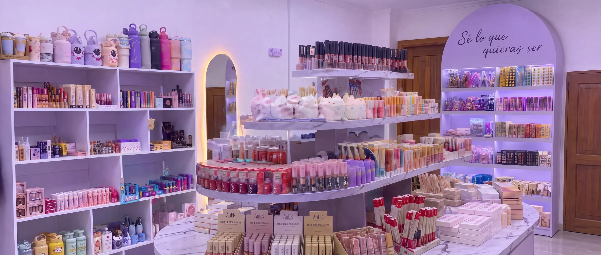 Interior de la tienda Anmalú en Andes, con estanterías de maquillaje y el arco con la frase Sé lo que quieras ser