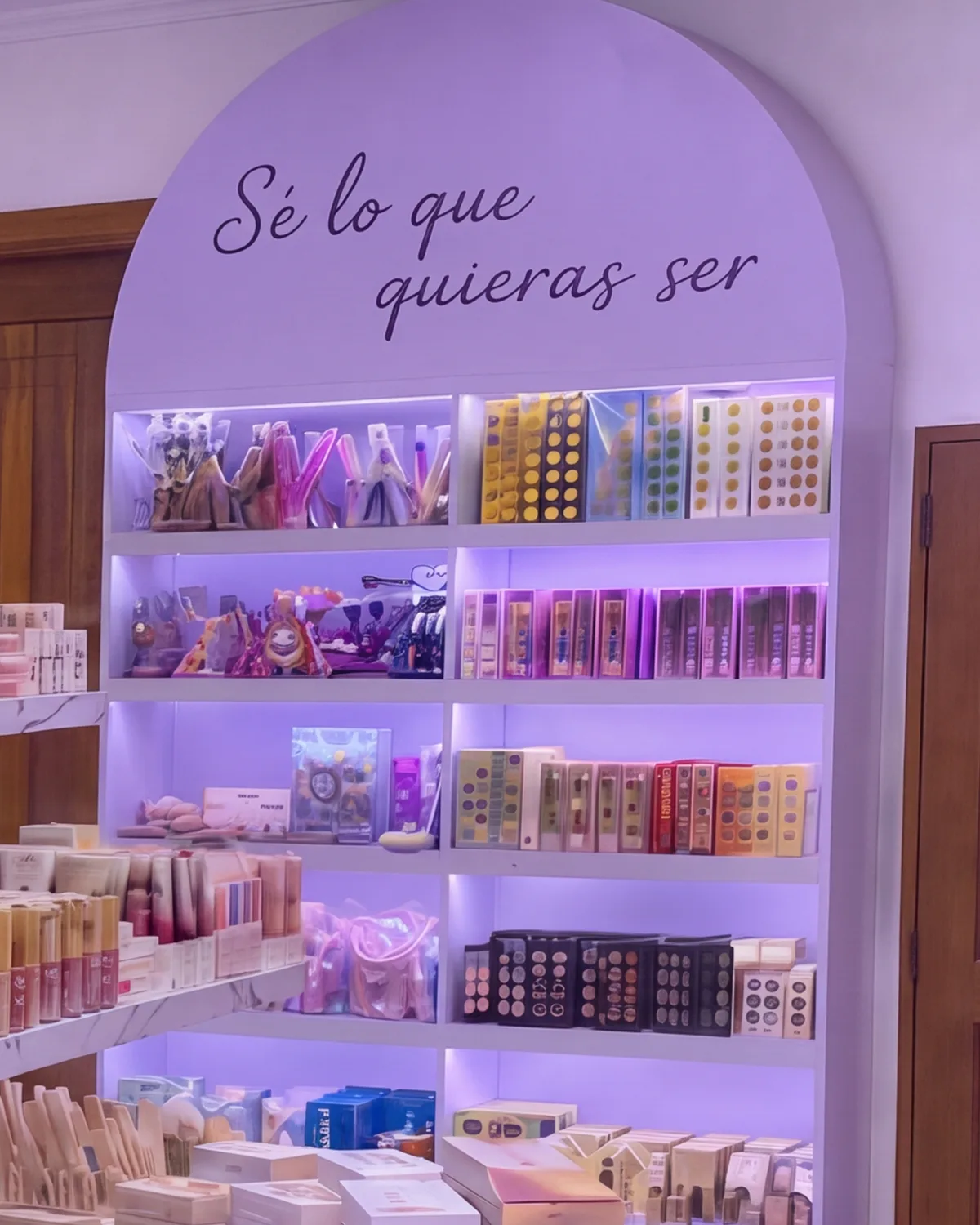 Arco iluminado de la tienda con la frase Sé lo que quieras ser