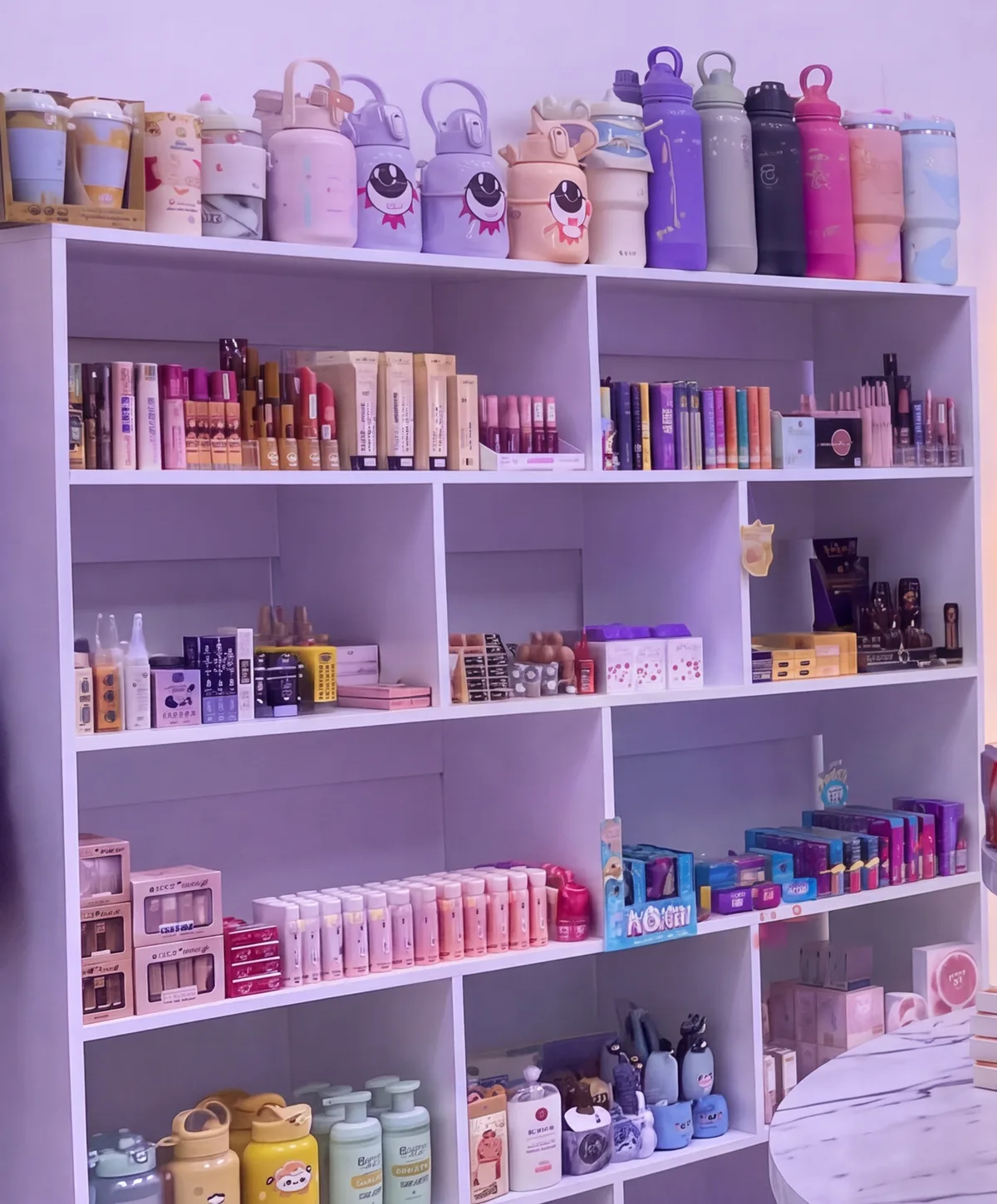 Estanterías de Anmalú con termos, maquillaje y cuidado personal