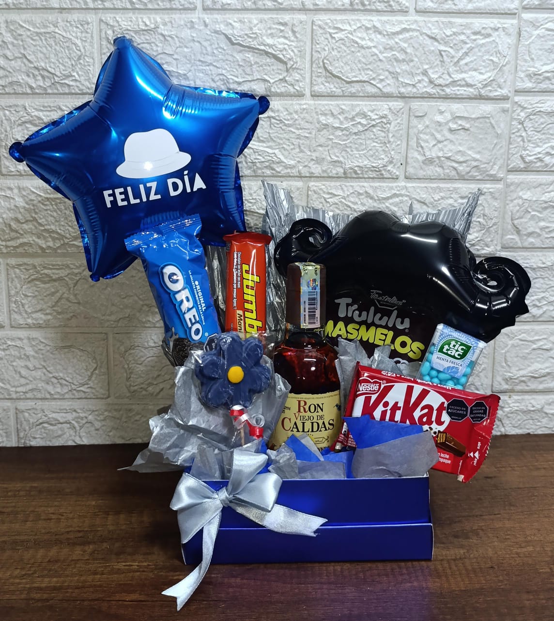Caja de Regalo Especial Feliz Día con Ron, Dulces y Globos