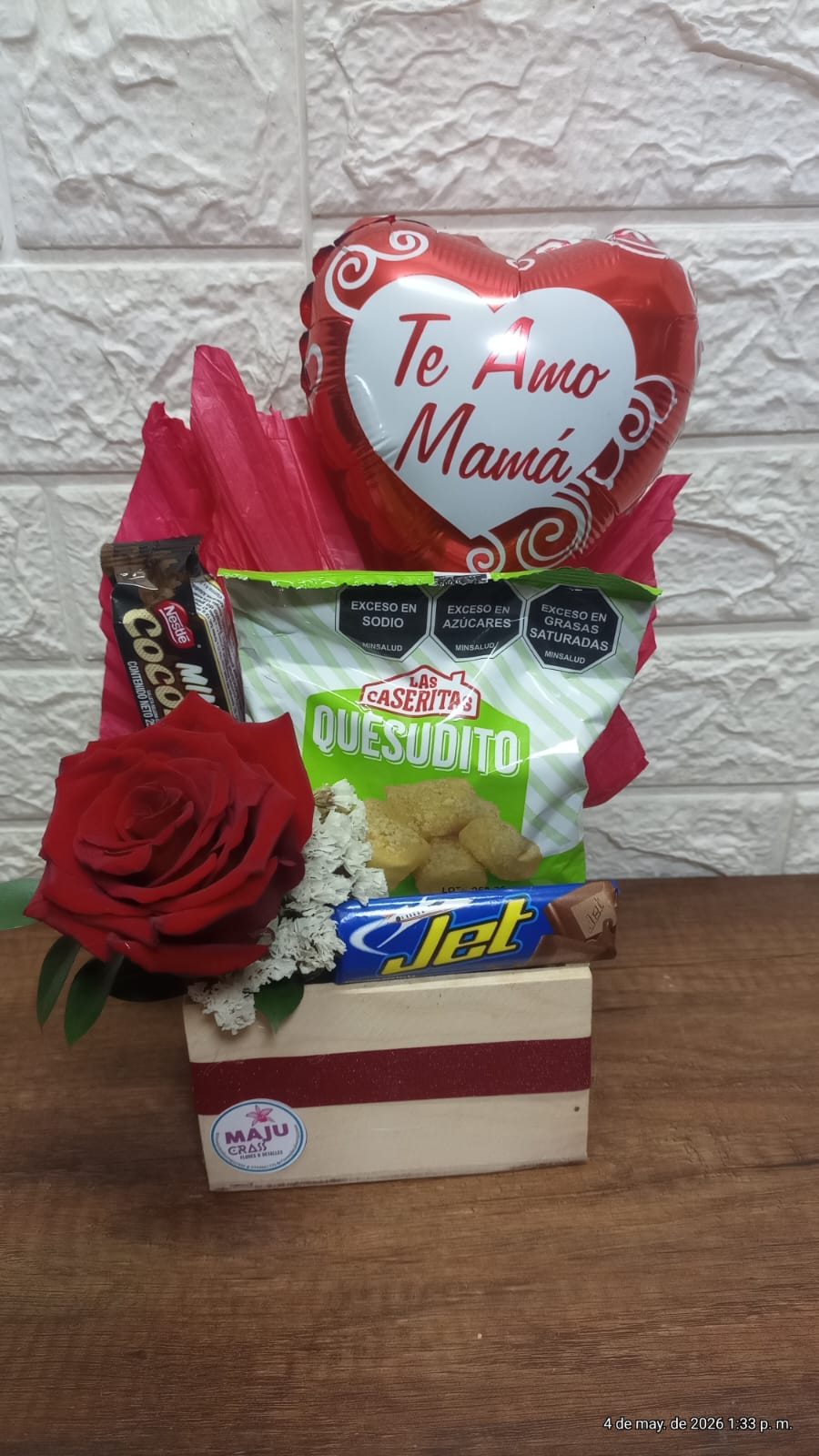 Mamá' con Dulces y Rosa