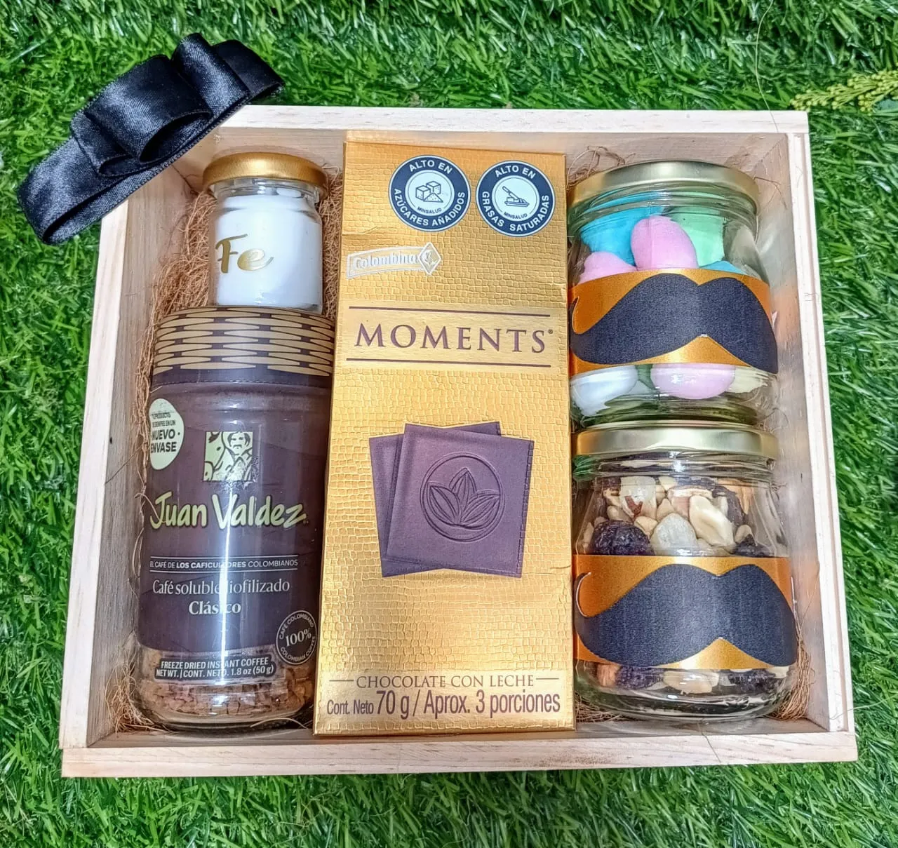 Caja de Regalo Gourmet con Café, Chocolate y Aperitivos