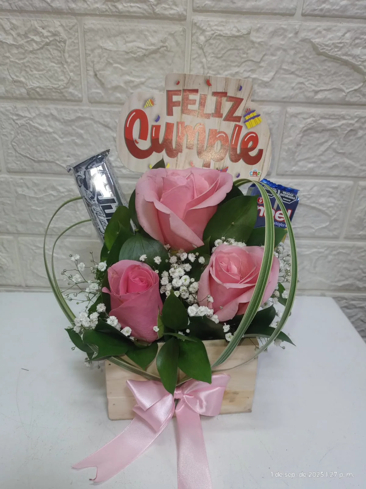 Arreglo Floral 'Feliz Cumple' con Rosas y Dulces