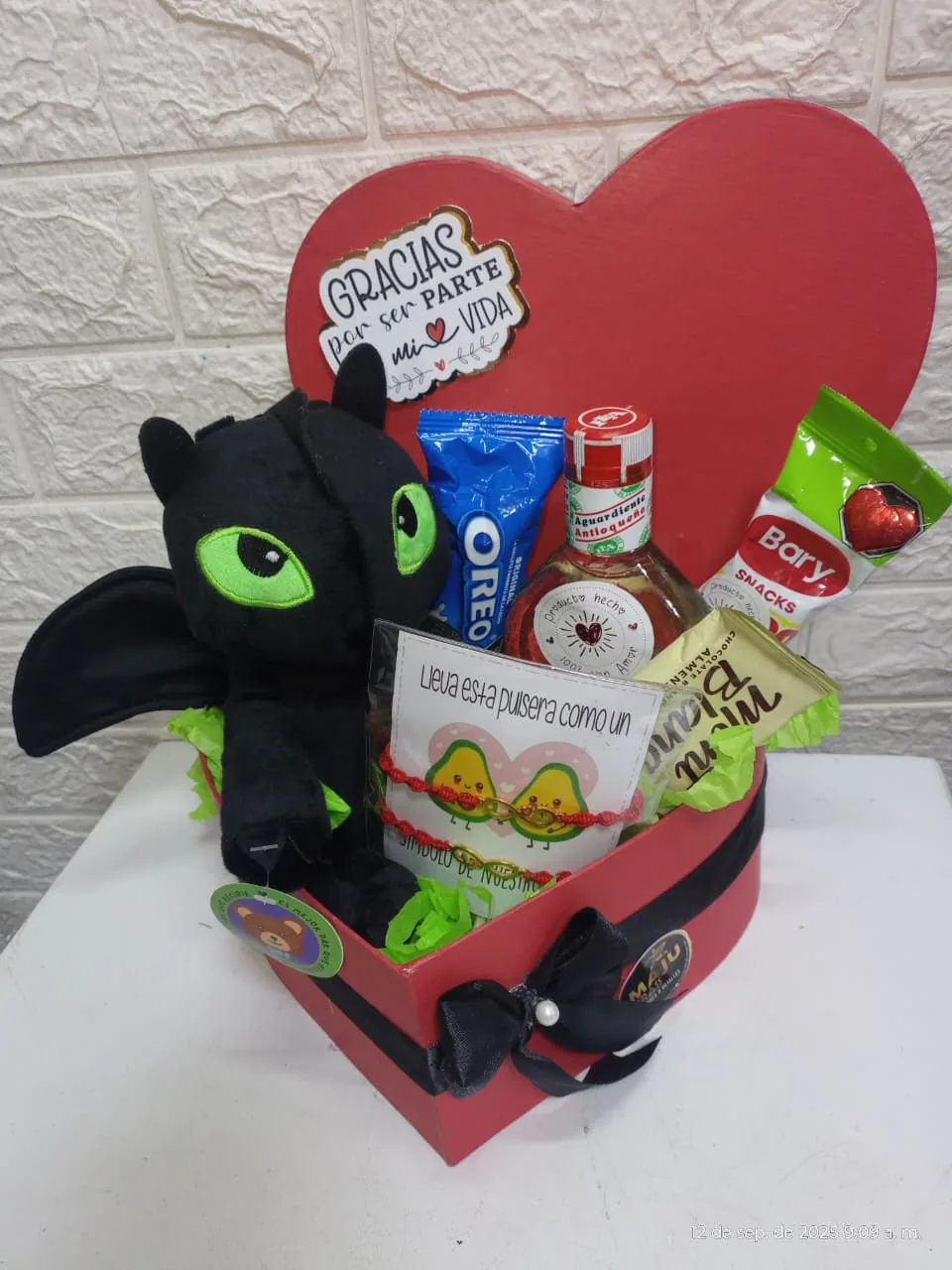 Caja de Regalo Corazón: Chimuelo, Aguardiente y Pulseras de Amor