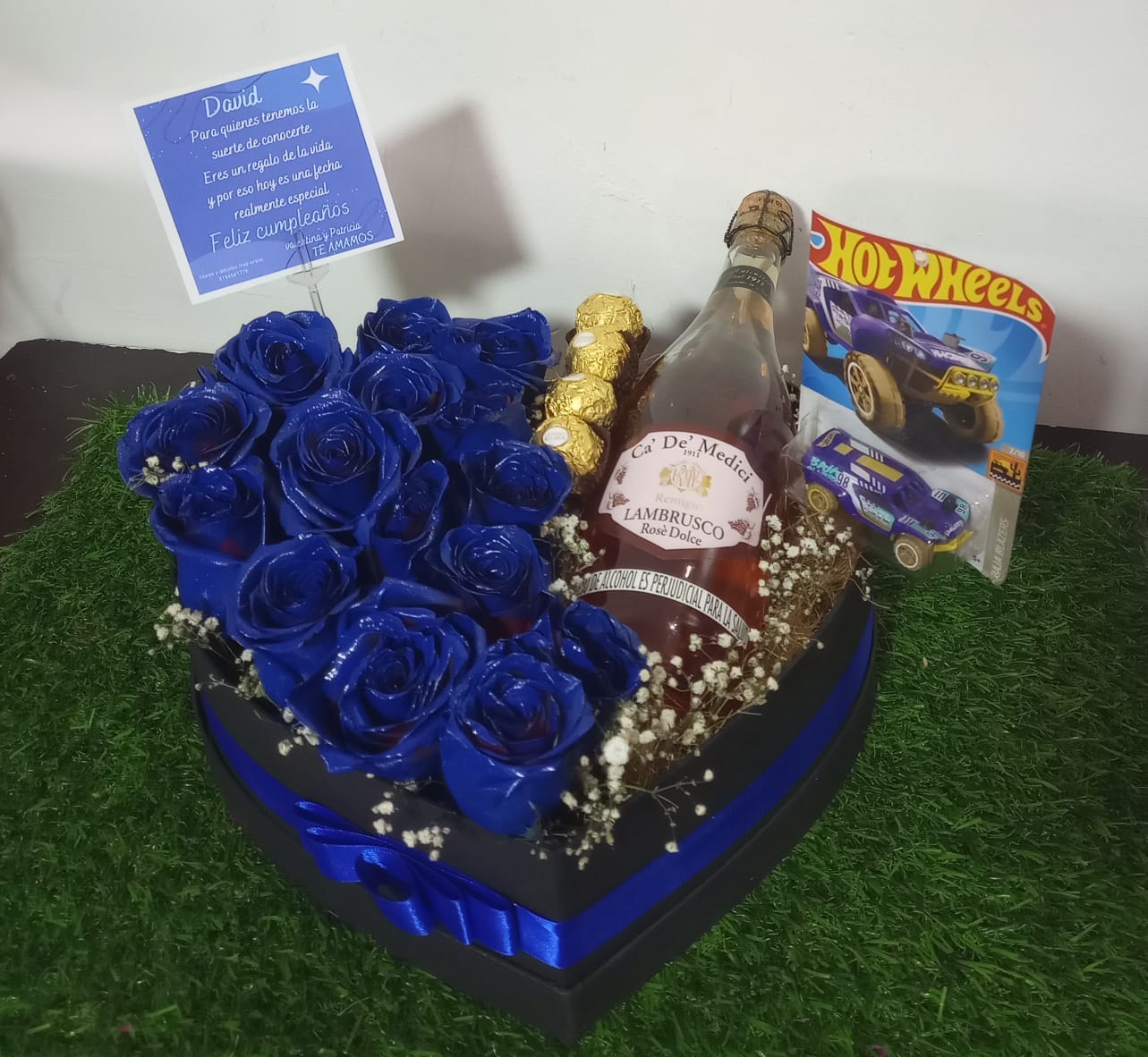 Caja Corazón Premium: Rosas Azules, Lambrusco y Hot Wheels