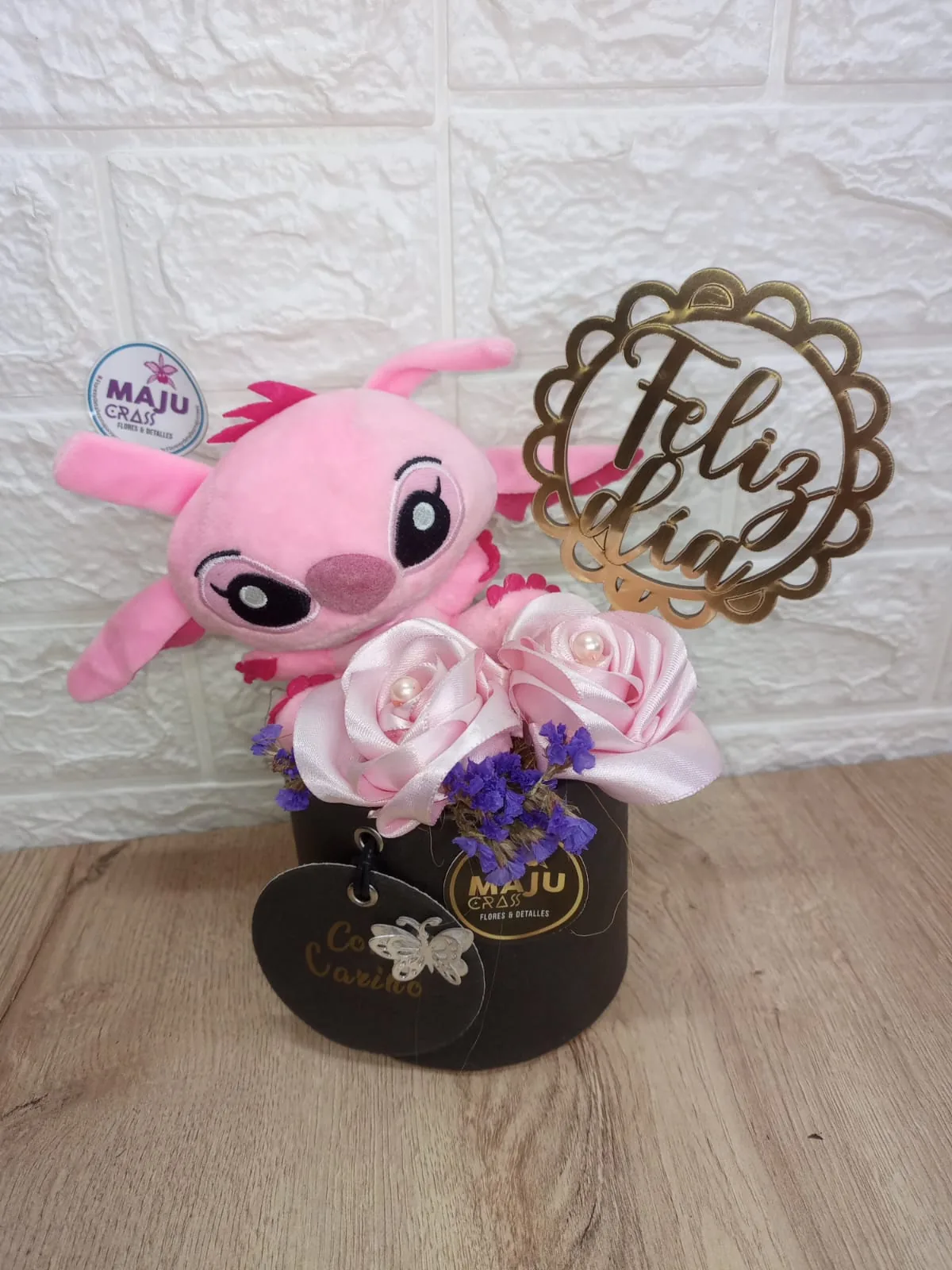 Arreglo Angel y Rosas con Topper "Feliz Día"