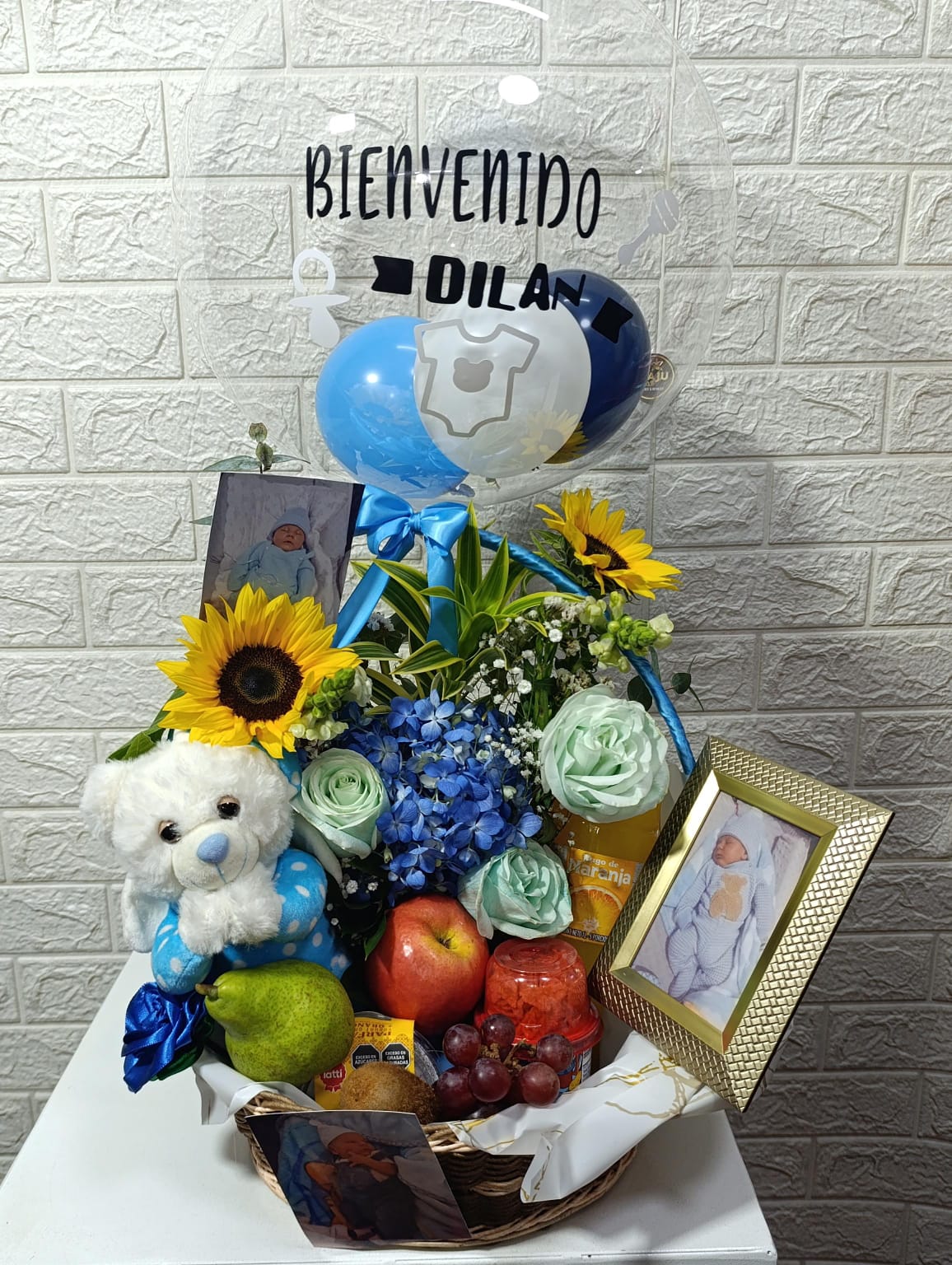 Cesta de Bienvenida para Bebé Dilan con Flores y Frutas
