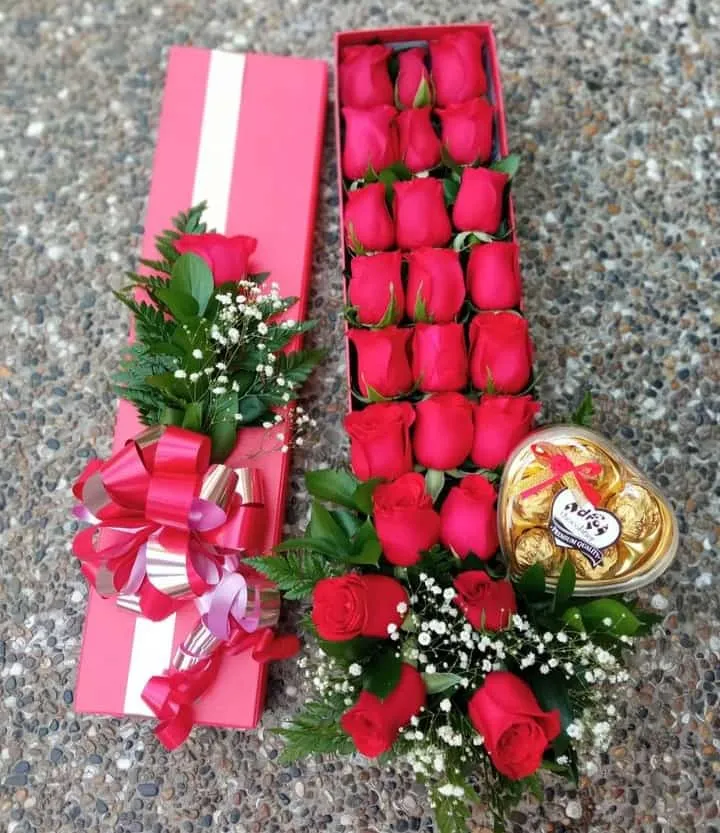 Arreglo de Rosas Rojas y Chocolates en Cajas de Regalo