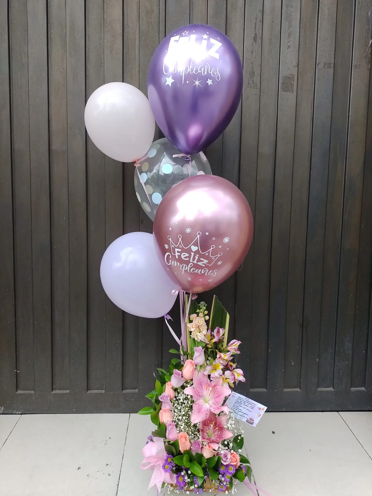 Arreglo Floral y Globos Feliz Cumpleaños