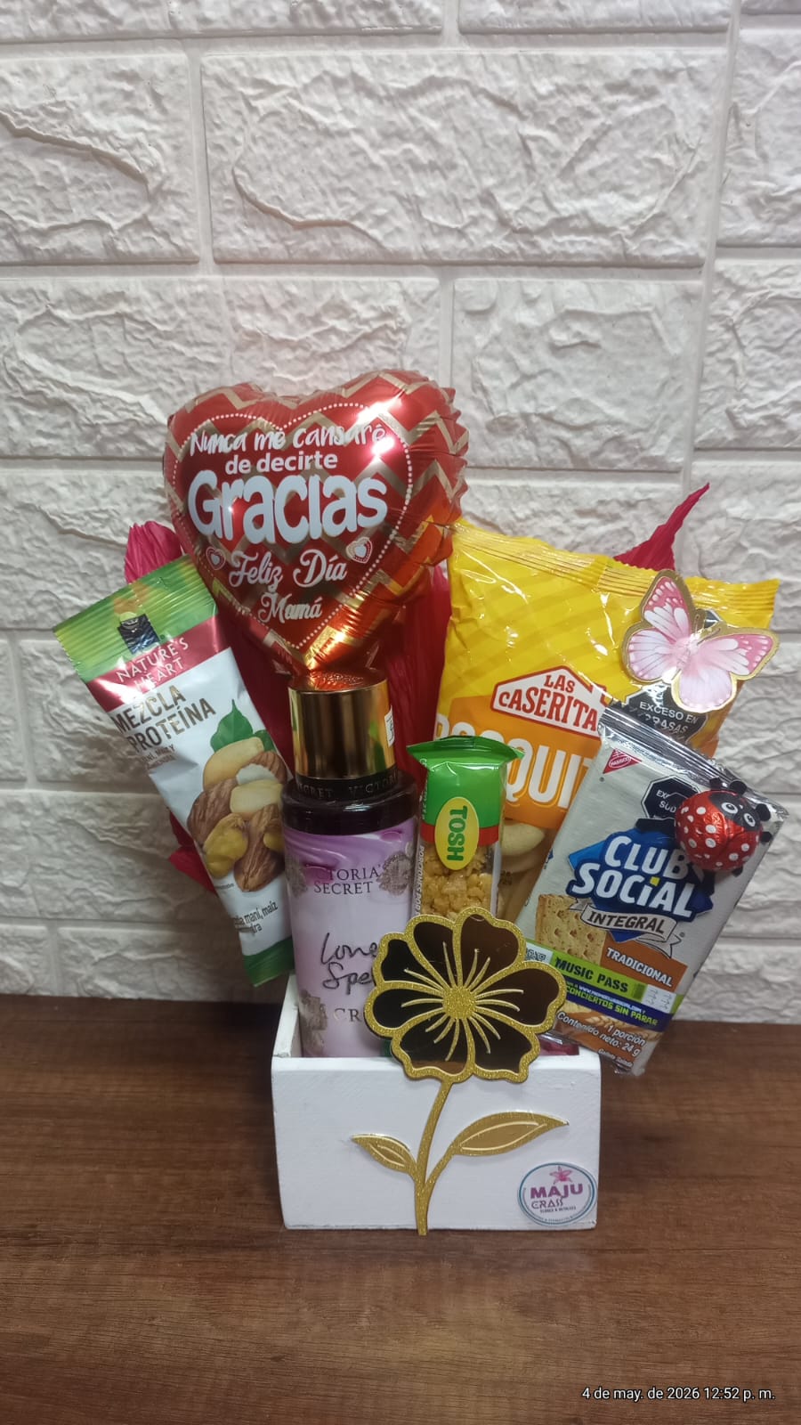 Cesta de Regalo "Feliz Día Mamá" con Snacks y Fragancia