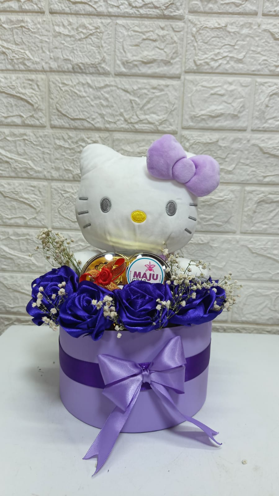 Caja de Regalo Hello Kitty con Rosas Púrpura y Dulces