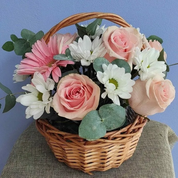 Canasta de Rosas y Gerberas en Tonos Pastel