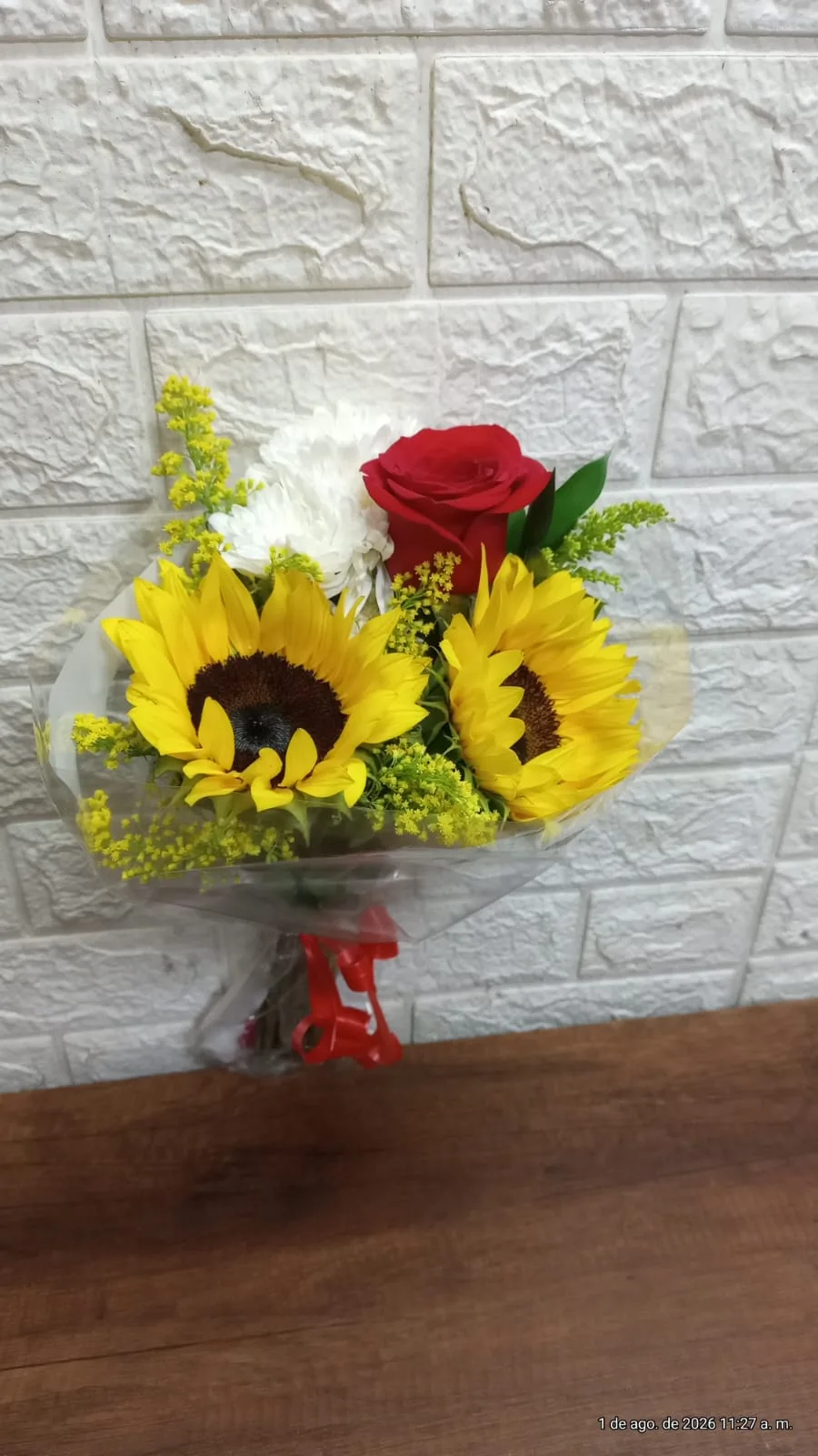 Ramo Radiante: Girasoles y Rosa Roja con Mensaje Personalizado