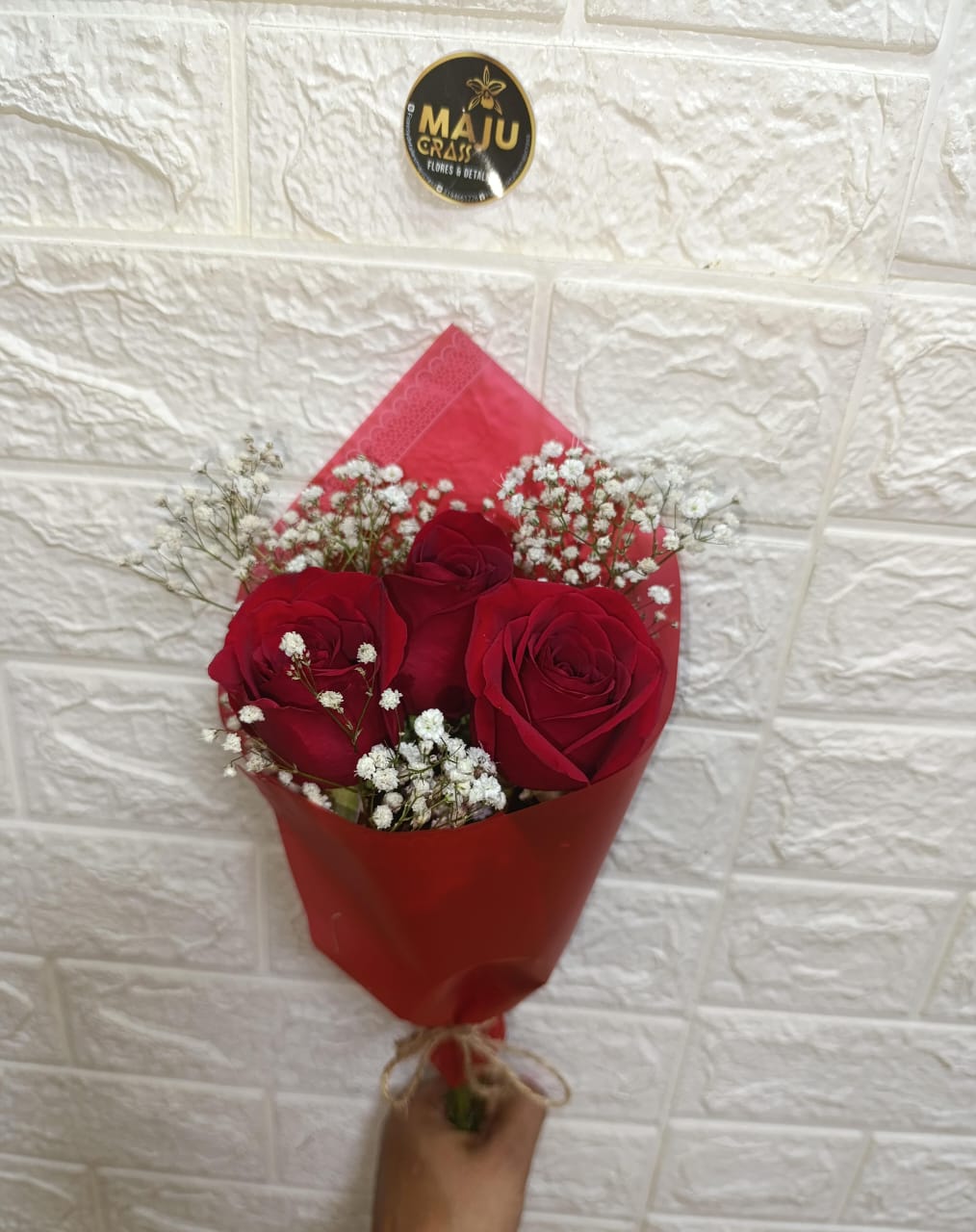 Cono de Rosas Rojas y Gypsophila
