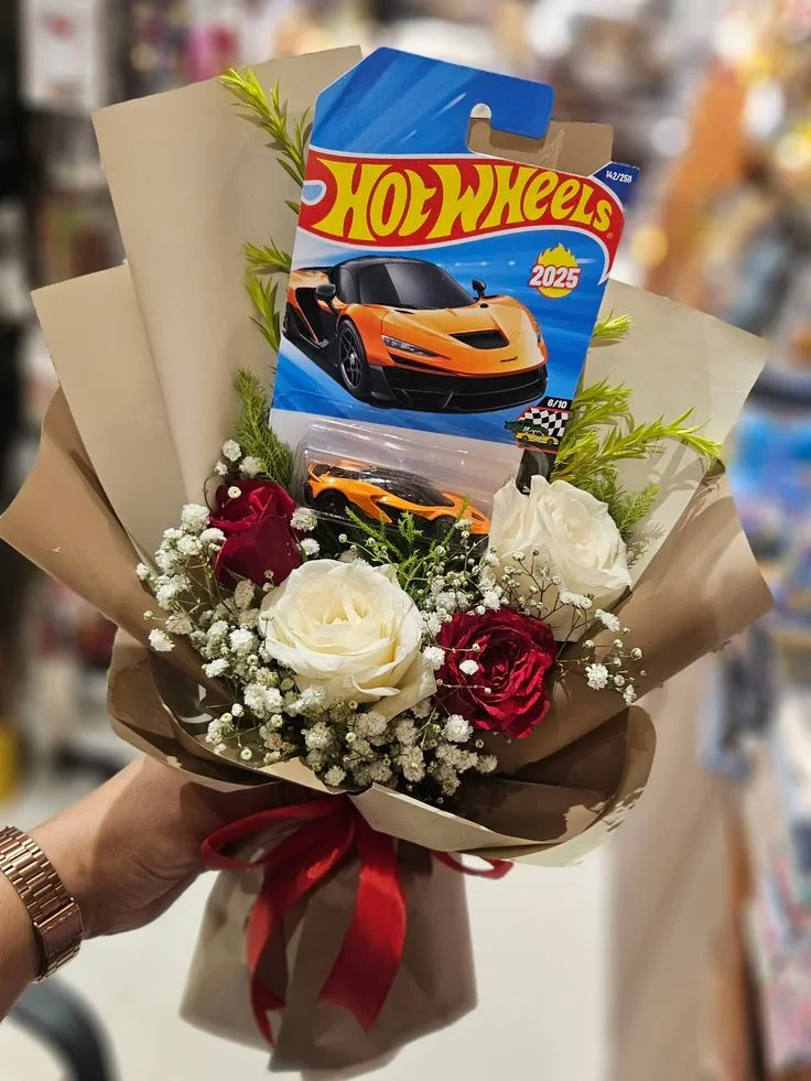 Bouquet  mixto Floral con Hot Wheels