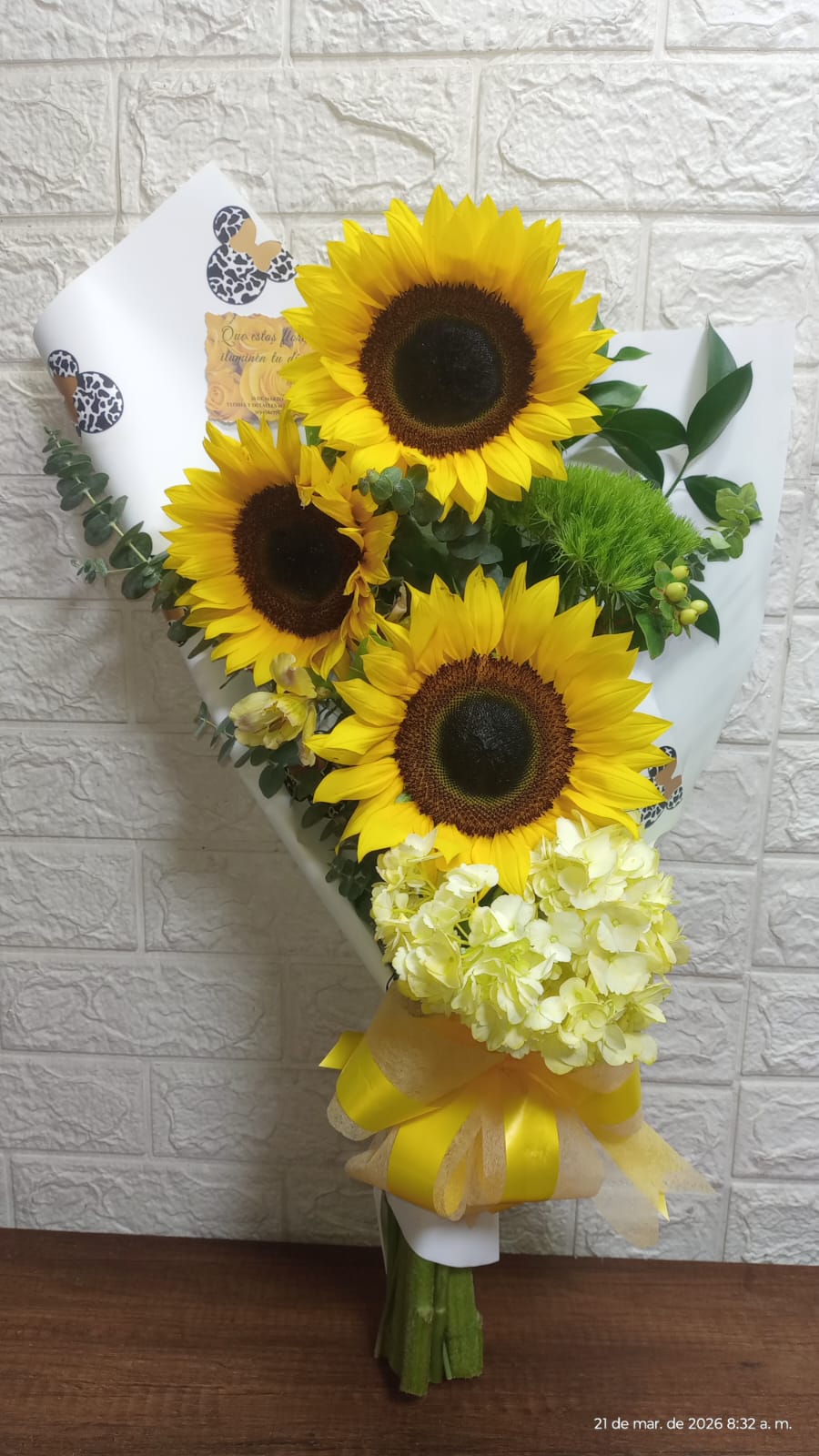 Ramo Soleado de Girasoles y Hortensias con Mickey