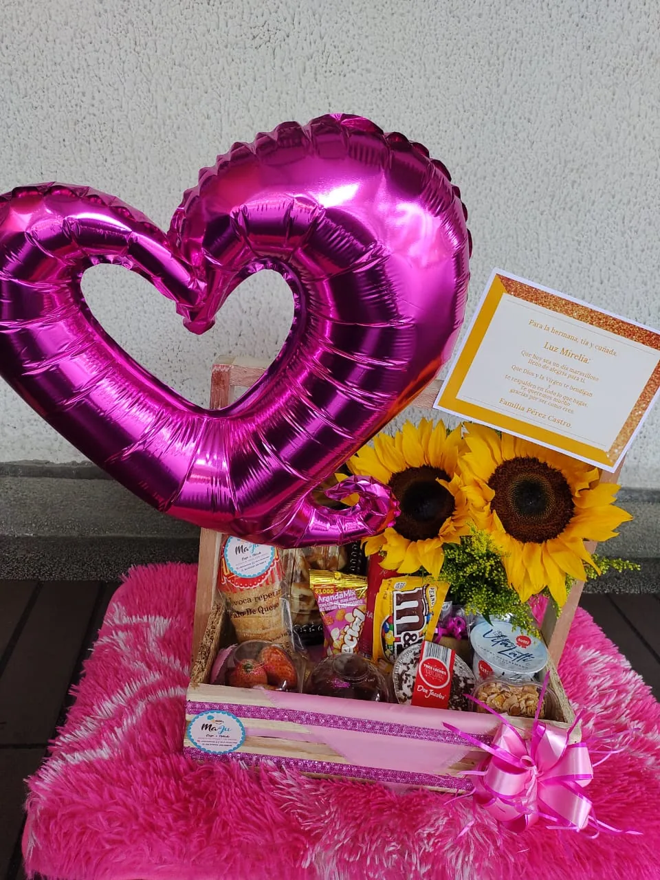 Cesta de Regalo Corazón y Girasoles