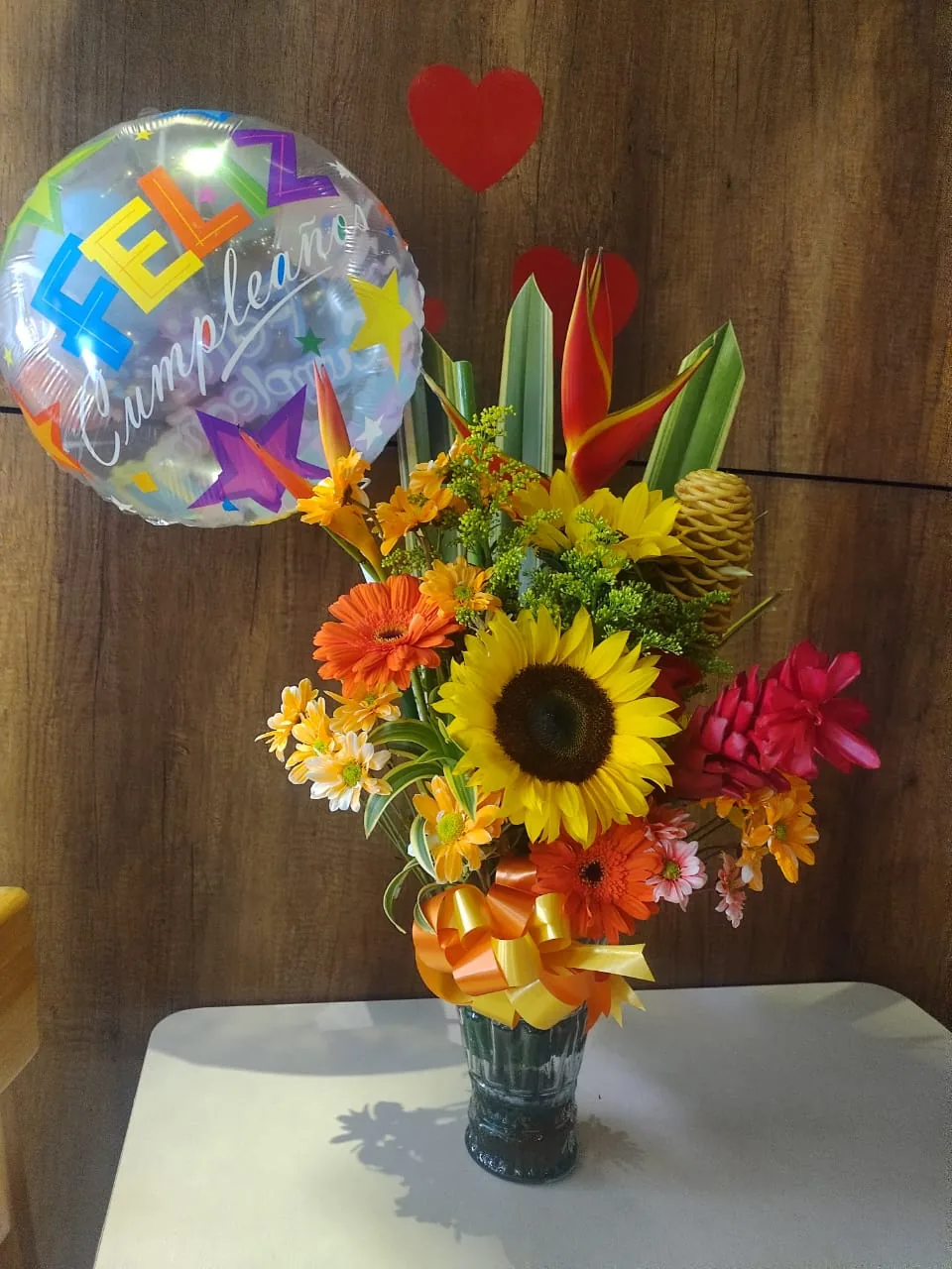 Arreglo Floral Tropical de Cumpleaños con Girasoles y Globo