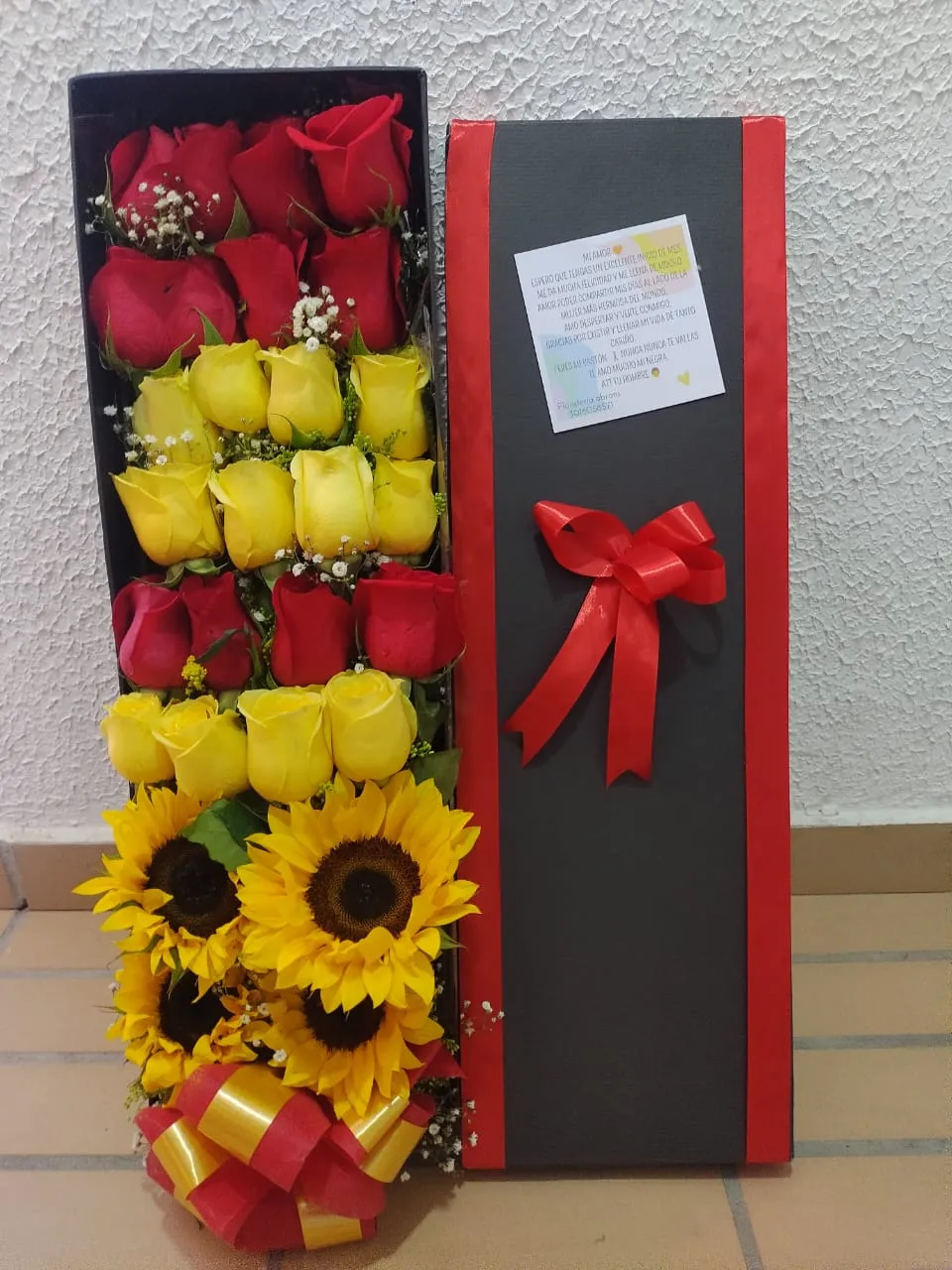 Caja Elegante de Rosas y Girasoles