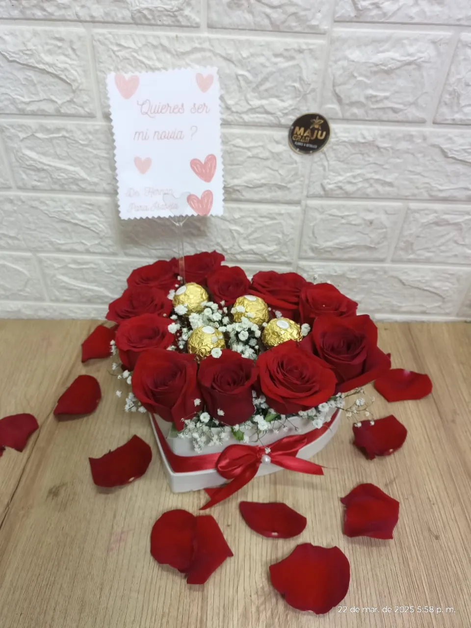 Caja corazon rosas con cora