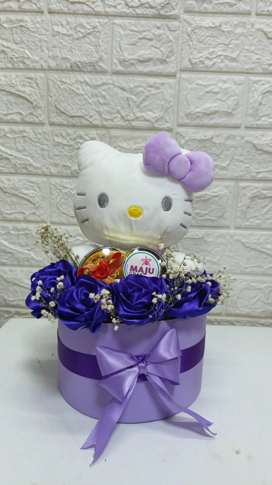 Caja de Regalo Hello Kitty con Rosas Púrpura y Dulces