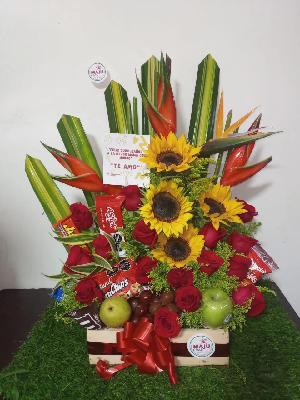 Cesta de Regalo "Amor de Mamá" con Girasoles y Delicias