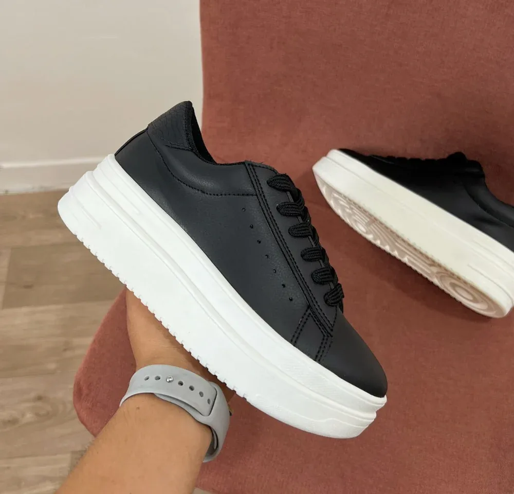 Zapatillas Negras con Plataforma Blanca