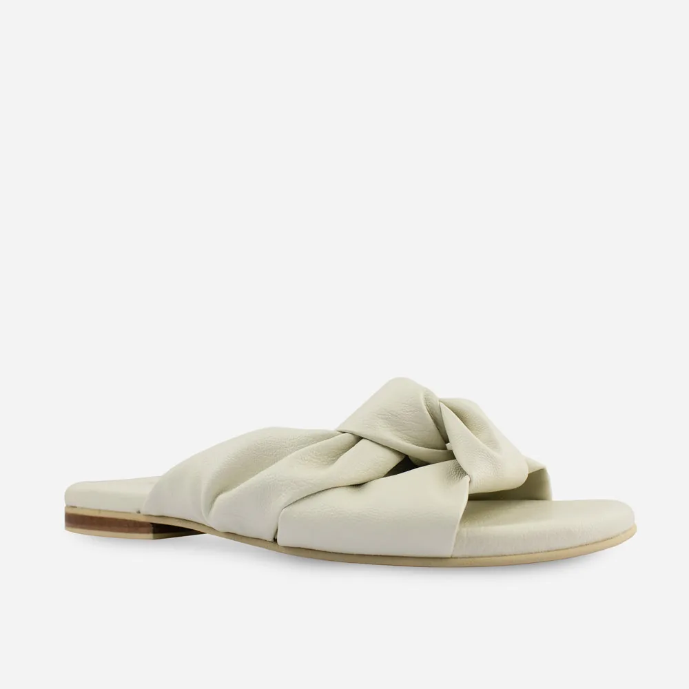 Sandalia Plana Nudo Crema